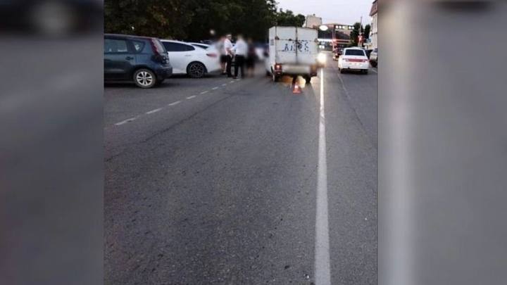 На Кубани 3-летний малыш выбежал на дорогу и попал под колёса легковушки