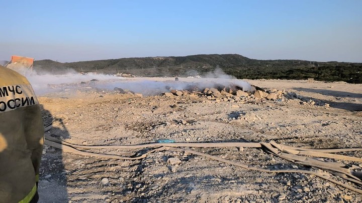 На полигоне в Новороссийске площадь пожара сократилась до 700 кв.м