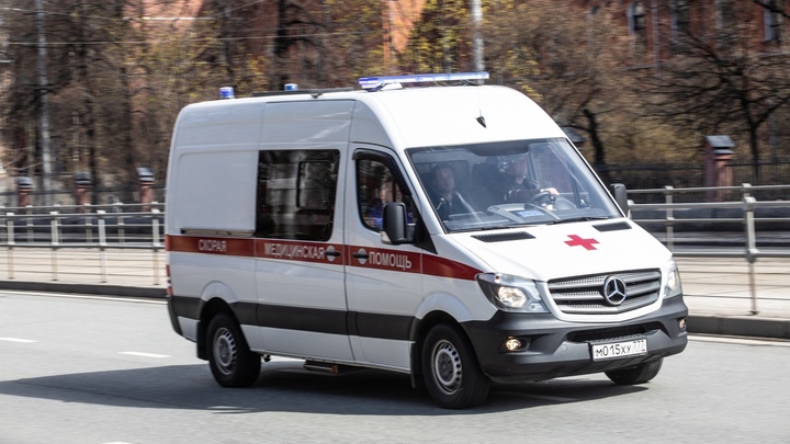 Врачам не проехать: в Челябинске бетонные блоки заградили дорогу к дому престарелых