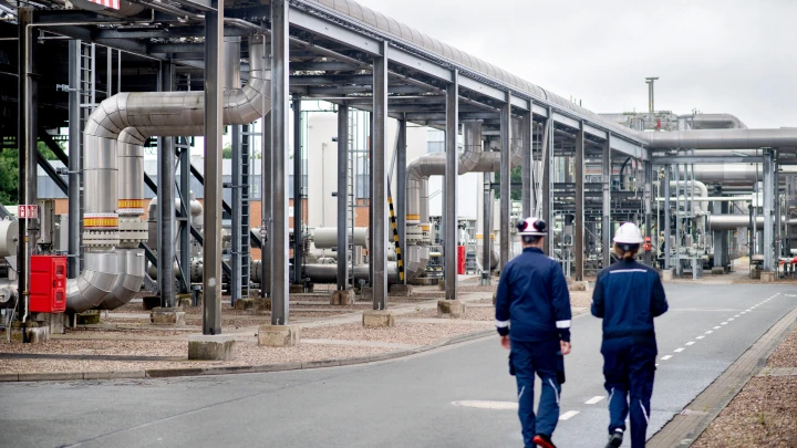 Германия закрывает крупнейшее газохранилище из-за санкций против России