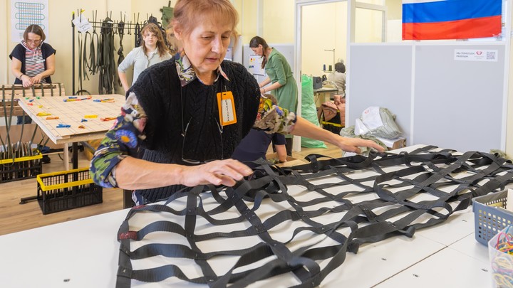 В Радужном волонтеры плетут камуфляжные маскировочные сетки для участников СВО