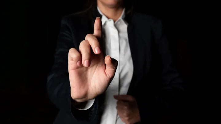 Ему нельзя доверять: физиогномист Воеводин проанализировал поведение Корбы и Васина