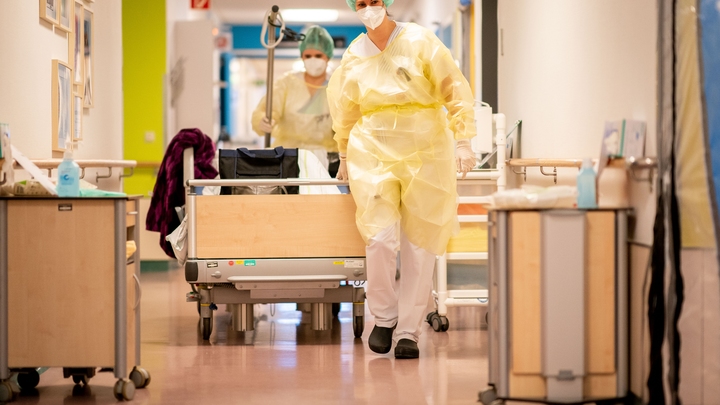 Падение было недолгим: COVID ударил по России новым смертельным рекордом