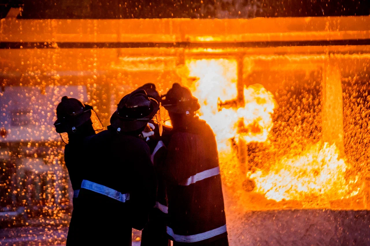 Мощный пожар в Подмосковье: огонь со склада перекинулся на магазин и дом. Внутри могут быть люди