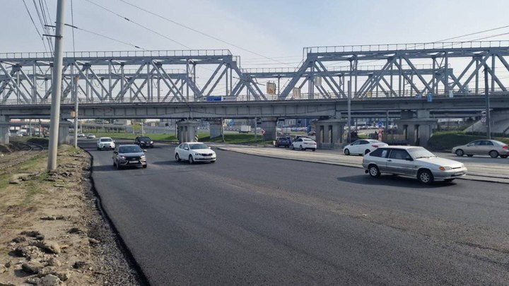 В Челябинске под мостами на Рождественского положили новый асфальт