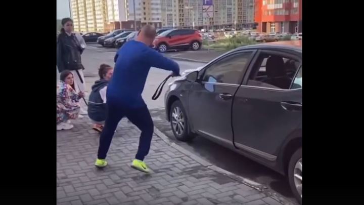 Ответный ход: челябинец, давший ремня шумным девушкам, обратился в полицию