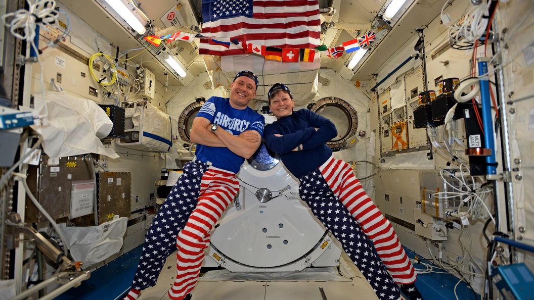 NASA испытало лунный скафандр, способный выдержать разгерметизацию NASA испытало лунный скафандр, способный выдержать разгерметизацию