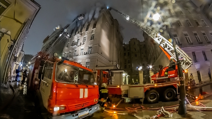 С крыши валит дым: В Москве горит здание Известия Hall. Один человек пропал