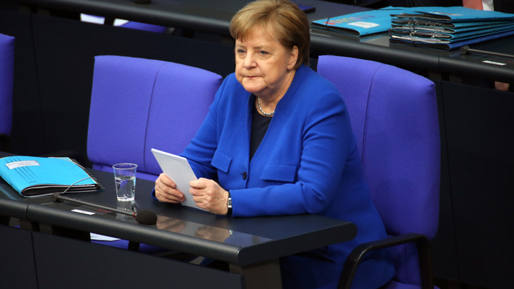 Будьте осторожны с суперклеем!: Ангелу Меркель уличили в странной привычке