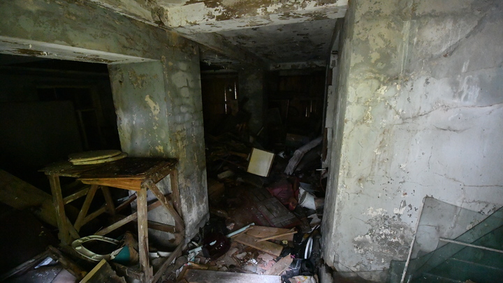 Жители Новосибирска пожаловались на опасную заброшенную многоэтажку в Пашино