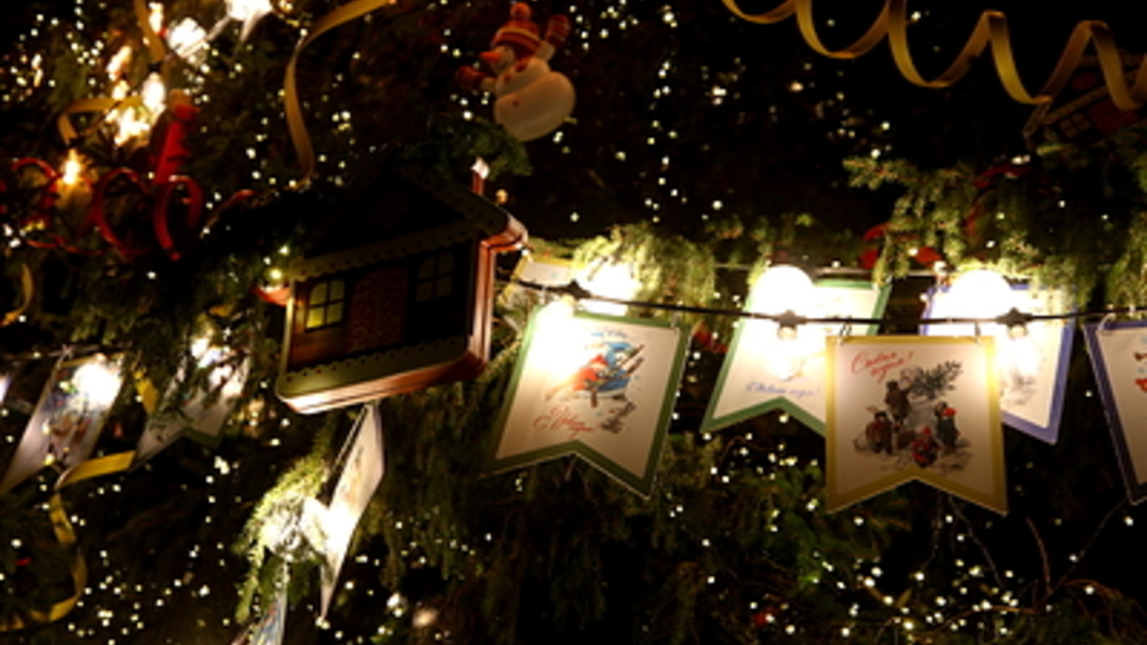 гирлянда. гирлянда новогодняя. новогодняя гирлянда из слов. новогодняя елка с гирляндой. гирлянда из крафтовой бумаги.