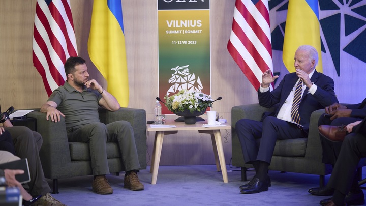 Байден передал плохую новость Зеленскому. Президент Украины зря засмеялся