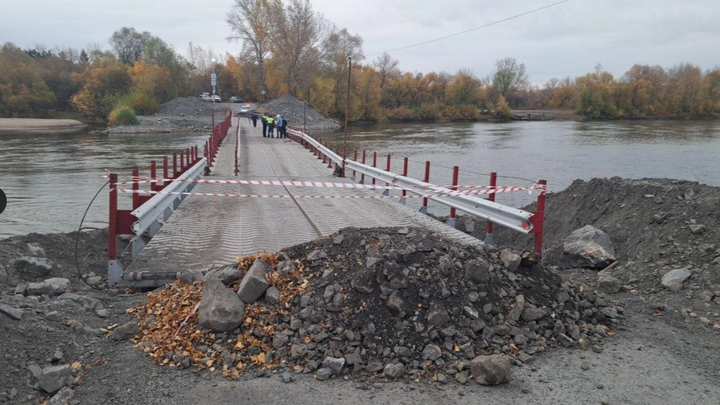 Грузовик рухнул в реку с моста в Красноярском крае, водителя пока не нашли