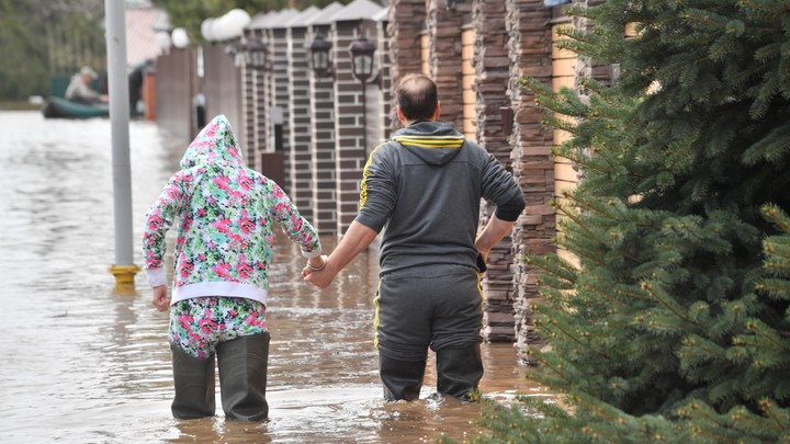 Вой сирен и эвакуация: В Кургане встречают большую воду из Казахстана