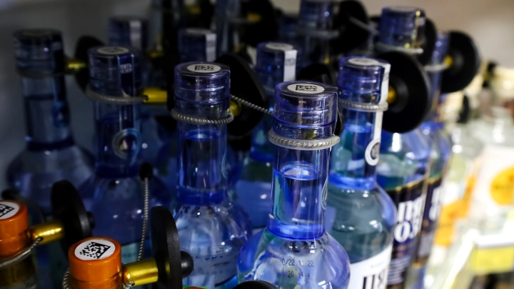 Губернатор американского штата отменил запрет на русскую водку и покинул пост