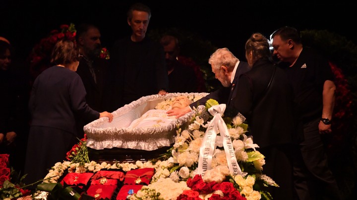 Алла Пугачева прислала венок на похороны Юрия Соломина венок