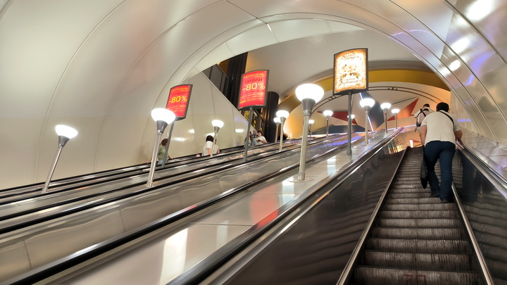 В Петербурге в праздники закрыли две станции метро
