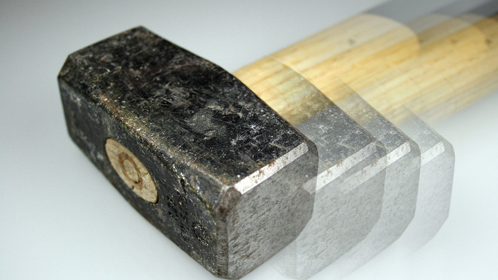 Били молотком по коленным чашечкам: В Волгограде мужчину едва не покалечили за замечание