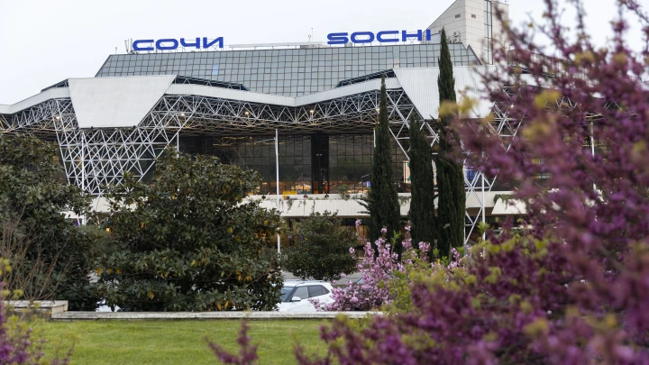 Аэропорт Сочи временно ограничил полёты. В чём причина