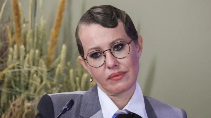 Женское лицо четвертой власти: Мемориальная табличка в честь Ксении Собчак появилась на доме в Петербурге. Но провисела она недолго