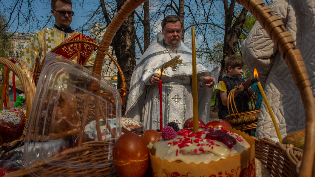 До какого времени освящают куличи. Куличи на Пасху. Освещение куличей в церкви. Освящение куличей и яиц в церкви. Пасха храм.