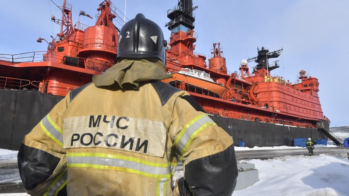 Сильный ветер повредил крышу жилого дома в Самарской области