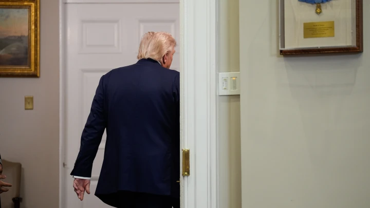 Трамп посоветовал Медведеву «следить за словами»