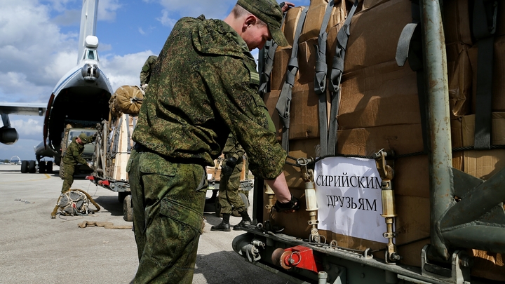 Российские военные снабдили жителей Латакии тушенкой