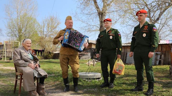 Военные полицейские поздравили ветеранов Новосибирской области с наступающим Днём Победы