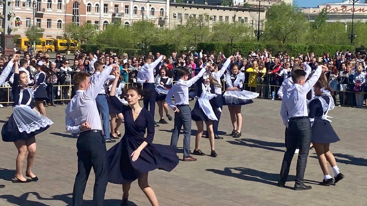 В ритме вальса: выпускники станцевали на последнем звонке в центре Читы