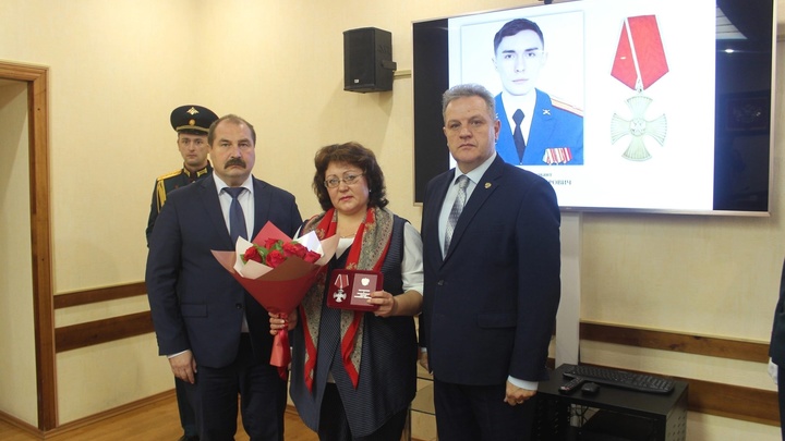 В Вязниках матери погибшего на Украине старлея Олега Швеца передали Орден Мужества