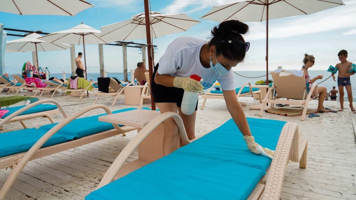 С пляжей Сочи после удара стихи вывезли около трех тысяч тонн мусора