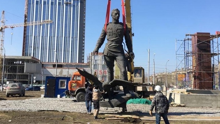 Памятник маршалу Покрышкину в Новосибирске перенесли на новое место