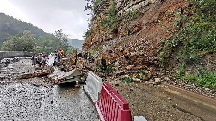 В Адыгее на трассу сошел камнепад