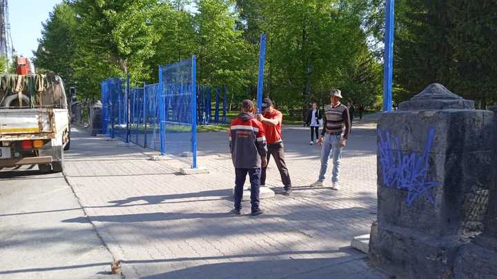 В центре Новосибирска обнесли строительным забором Первомайский сквер