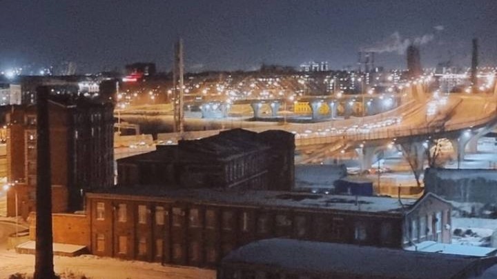 В Санкт-Петербурге более 40 таксистов заблокировали движение на мосту Бетанкура