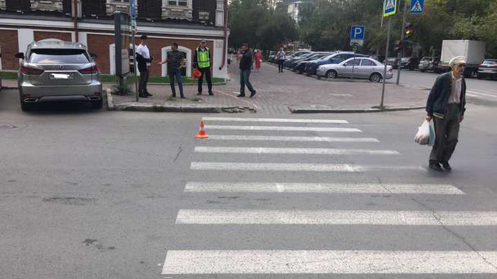 Иномарка сбила школьницу на зебре в центре Новосибирска