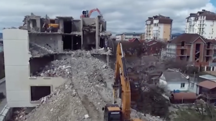 В Геленджике сносят пятиэтажный самострой