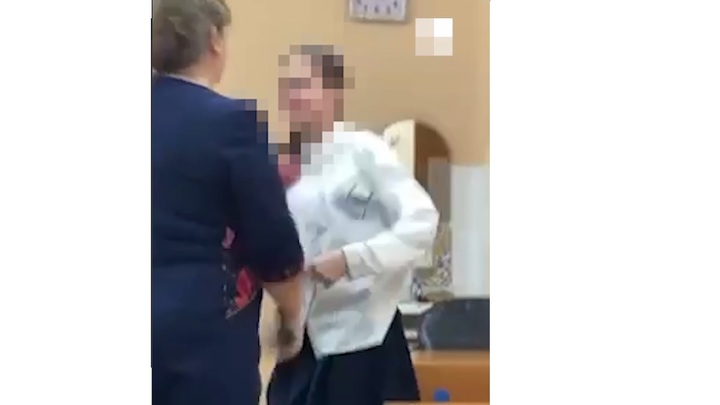 Учительница подралась с 5-классницей в Красноярске из-за электронной сигареты