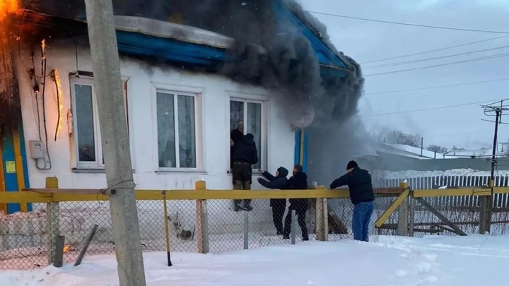 В Свердловской области пожарный в свой выходной спас из огня пожилую женщину