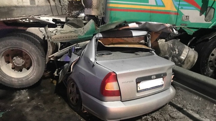В Аксайском районе произошла массовая авария с участием шести авто. Есть погибший и пострадавшие
