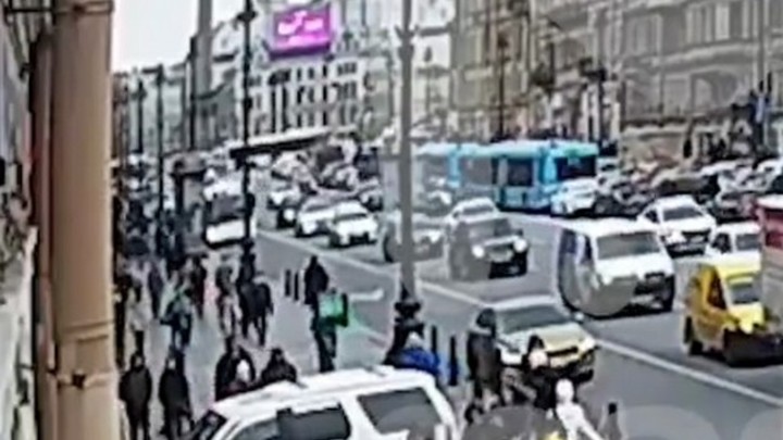 От падения лепнины с фасада на Невском проспекте пострадал прохожий