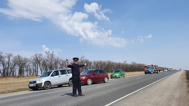 В Кузбассе на трассе столкнулись 6 автомобилей из-за дыма от горящей травы