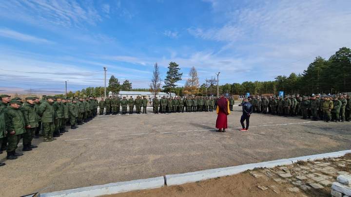 Ламы встретились с мобилизованными забайкальцами