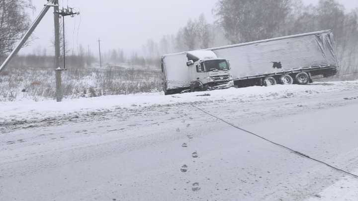 2 фуры, автобус с пассажирами и легковушка с малышом попали в беду на заснеженных трассах