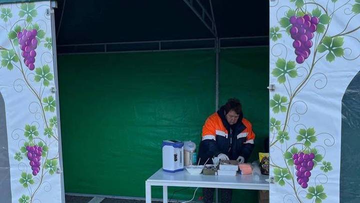 Перед въездом на Крымский мост открыли пункт обогрева для водителей, застрявших в пробке