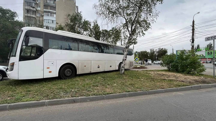 В Самаре автобус с потерявшим сознание водителем вылетел с дороги