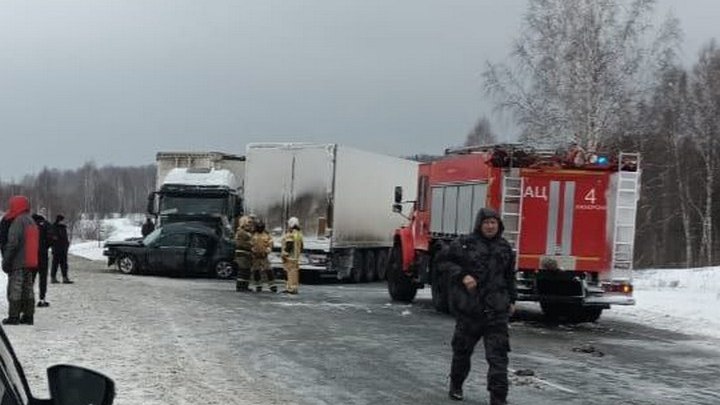 Два ребенка и двое взрослых погибли в массовом ДТП в Кузбассе
