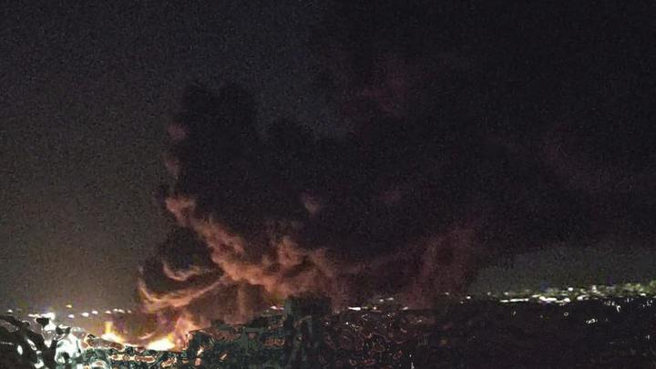 В Одессе после ракетного удара продолжаются пожар и взрывы боеприпасов
