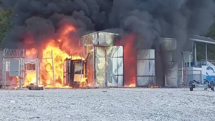 На пляже Небуга сгорел ангар